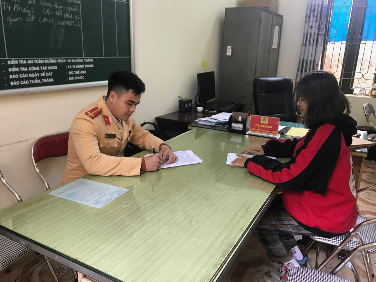 Ngày 5/2, Khiêm rủ Tới và Lộc đến nhà chơi, đến khoản 10h cùng ngày, Tới điều khiển xe mô tô mang BKS 19G1-395.08 (đã dùng khẩu trang bịt biển số) chở sau Trần Hồng Khiêm, còn Lộc điều khiển xe máy không gắn biển số màu đen chở theo sau Trần Trung Hiếu (SN 2004, tạm trú tại Văn Phú 1, thị trấn Cẩm Khê, huyện Cẩm Khê) đều không đội mũ bảo hiểm, khi lưu thông trên tuyến QL32C thuộc địa bàn huyện Cẩm Khê theo hướng từ huyện Hạ Hòa đi huyện Tam Nông, Tới với Lộc thực hiện hành vi bốc đầu xe và được bạn đi cùng quay clip bốc đầu xe tung lên mạng xã hội facebook.