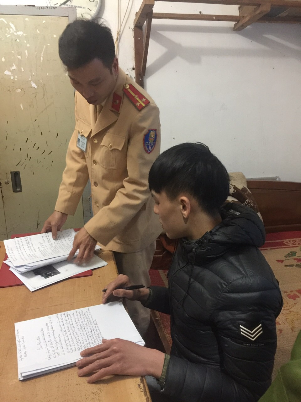 Lộc bị phạt 4,425 triệu đồng về các hành vi vi phạm gồm hành vi vi phạm gồm: Không đội mũ bảo hiểm cho người đi mô tô, xe máy khi điều khiển xe tham gia giao thông đường bộ; chở người ngồi trên xe không đội mũ bảo hiểm; điều khiển xe máy không gắn biển số; người từ đủ 16 tuổi đến dưới 18 tuổi điều khiển xe có dung tích xi lanh từ 50cm3 trở lên.