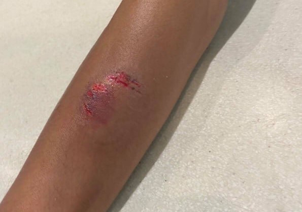 Bi phat qua ky, khach bay can nhan vien hang khong tai Tan Son Nhat