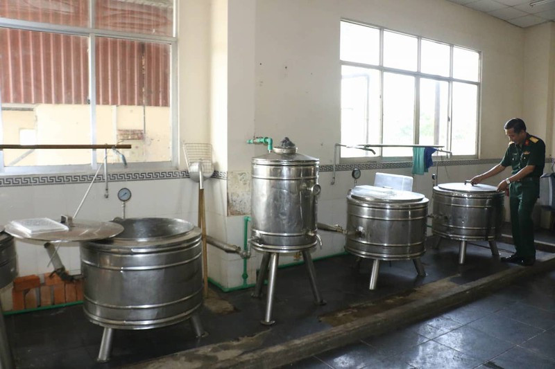 Tại đây còn được bố trí lực lượng cảnh vệ túc trực 24/24h và phối hợp công an quận để đảm bảo an toàn cho người dân tại khu vực cách ly và an ninh trật tự xã hội cho người dân khu vực xung quanh, dự kiến sẽ điều động từ 12 đến 15 nhân viên phục vụ hỗ trợ cho người được cách ly trong công tác ăn ở hàng ngày. (Ảnh: Plo)