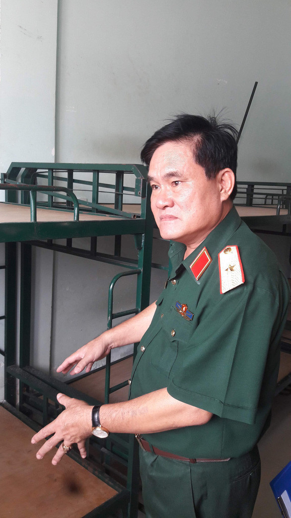 Tướng Dắt yêu cầu xây dựng kế hoạch bám sát tình hình và nắm chặt hướng dẫn của cơ quan chuyên môn và phối hợp với công an địa phương bảo đảm an toàn cho người dân tại khu vực cách ly. (Ảnh: Tuoitre)