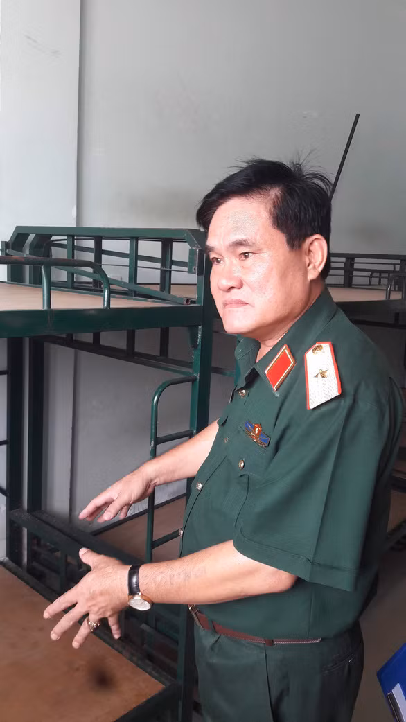 Tướng Dắt yêu cầu xây dựng kế hoạch bám sát tình hình và nắm chặt hướng dẫn của cơ quan chuyên môn và phối hợp với công an địa phương bảo đảm an toàn cho người dân tại khu vực cách ly. (Ảnh: Tuoitre)