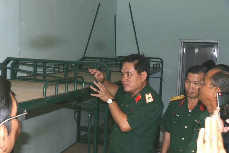 Ngày 7/2, thiếu tướng Nguyễn Xuân Dắt - Phó tư lệnh, trưởng ban chỉ đạo phòng chống dịch virus corona Quân khu 9 đã kiểm tra và đánh giá cao việc chuẩn bị khu vực cách ly này của Bộ chỉ huy quân sự TP Cần Thơ. (Ảnh: Plo)
