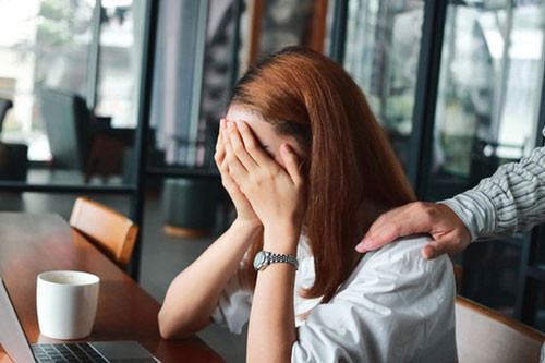 Thay chong lai nghi den... nguoi kia