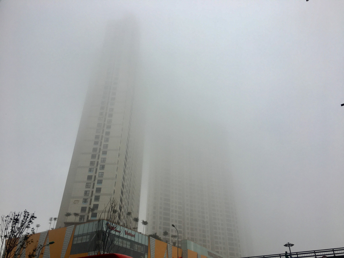 Một số KĐT, các toà nhà cao tầng đều bị lớp sương mù dày đặc bao phủ khó nhìn thấy.