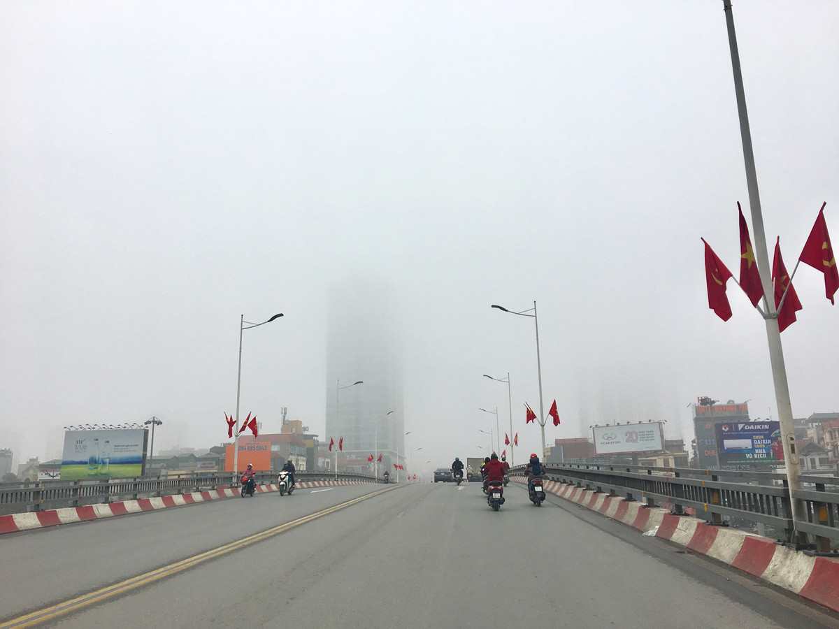 Do xuất hiện sương mù, cộng với thời tiết se lạnh vào buổi sáng nên nhiều người hạn chế ra đường.