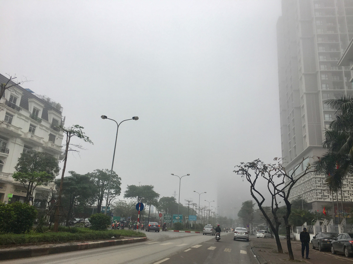 Ghi nhận tại tuyến đường Tôn Thất Thuyết (Quận Cầu Giấy, Hà Nội) vào khoảng 8h sáng, dễ nhận thấy lớp sương mù khi đi qua các tòa nhà cao tầng, nhiều tòa nhà gần như bị che lấp khi nhìn từ xa.