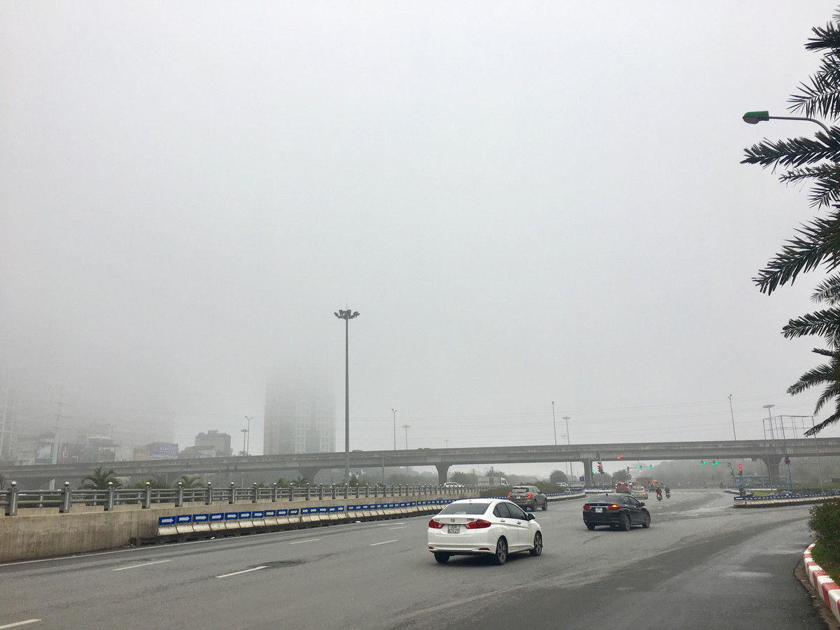 Tại điểm giao giữa đường Trần Duy Hưng - Đường Phạm Hùng do lớp sương dày nên cũng hạn chế tầm nhìn.