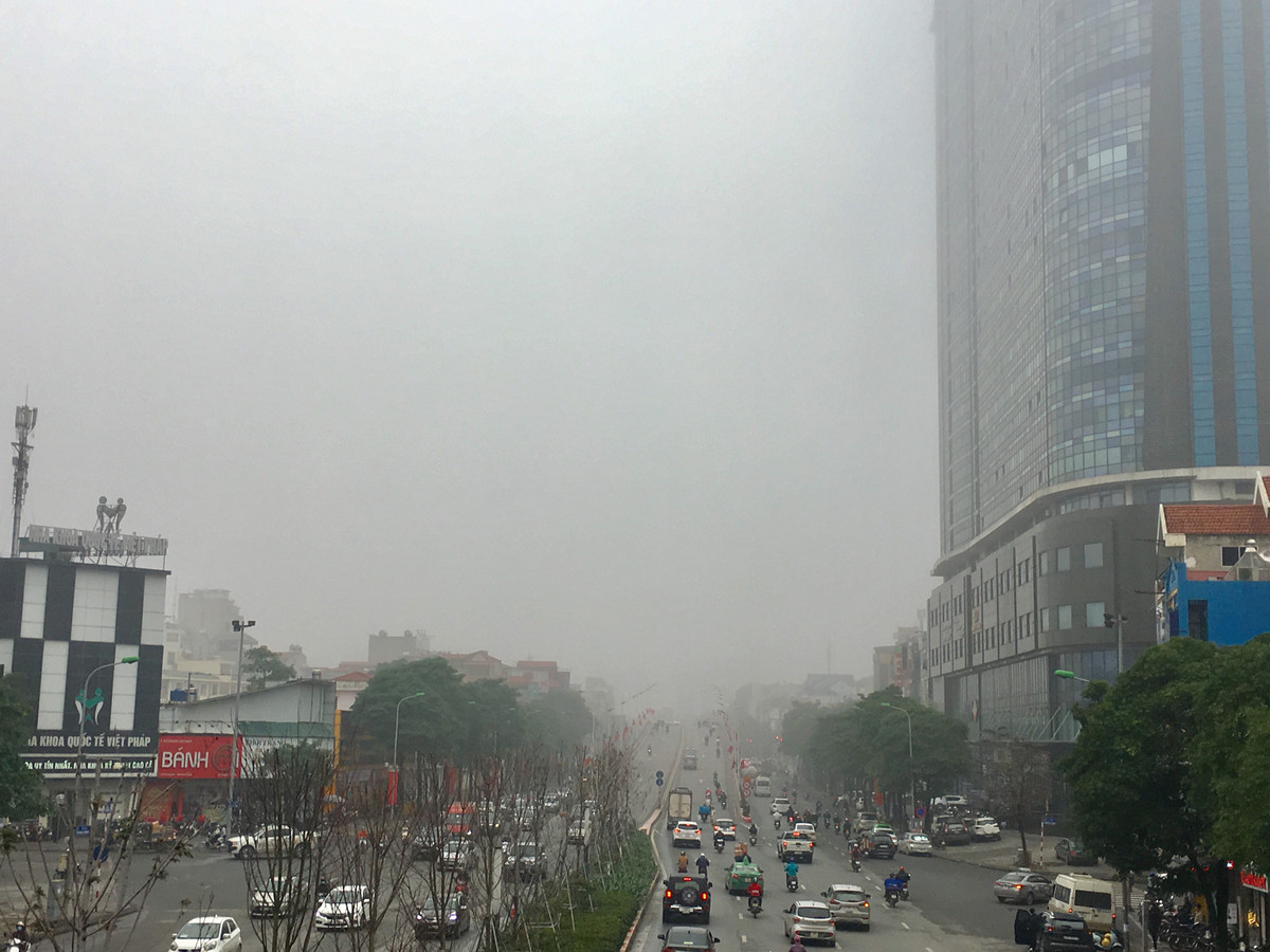 Nhiều tuyến đường ở Hà Nội cũng tràn ngập sương mù.