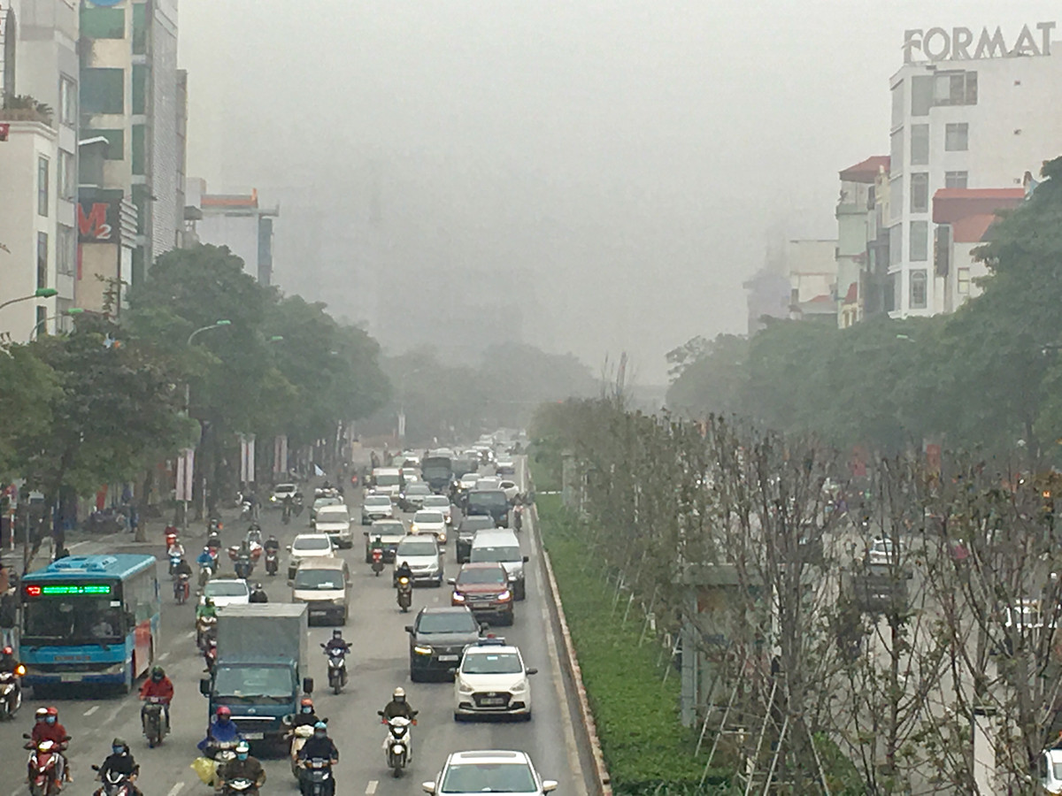 Đường Trần Duy Hưng ở những điểm cao quan sát, tầm nhìn bị hạn chế rất nhiều.