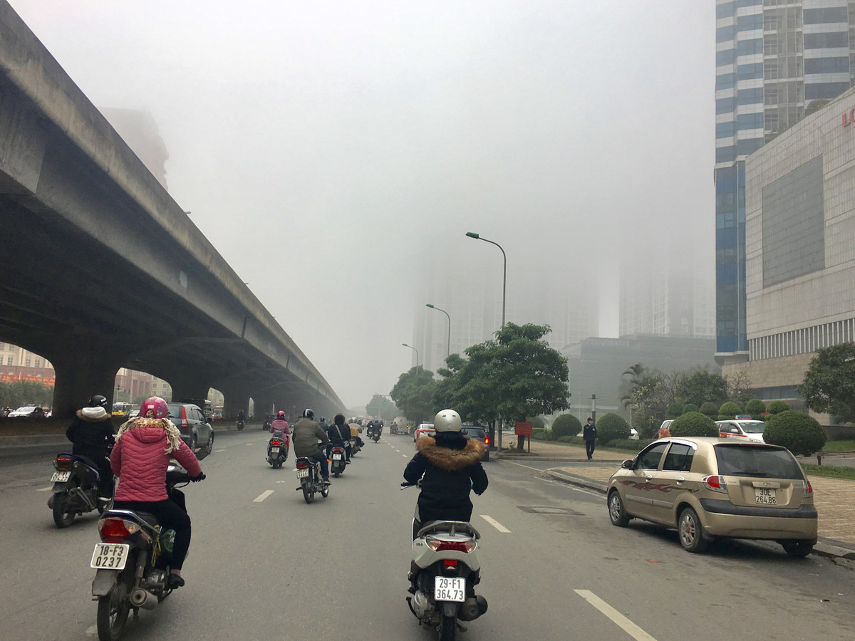 Do thời tiết lạnh nhiều người phải mặc nhiều lớp áo khi lưu thông trên đường.