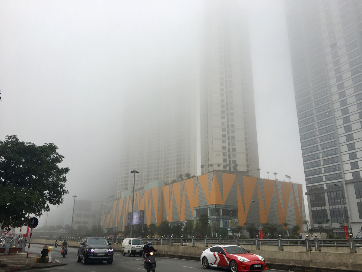 Hiện tượng sương mù dày đặc xuất hiện từ sáng sớm và duy trì đến hơn 10h nhưng vẫn chưa có dấu hiệu giảm.