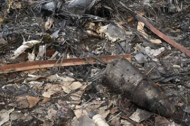 Hơn nữa, các bức ảnh từ hiện trường cho thấy ít nhất một phần đầu bom dẫn đường chính xác UMPB D-30SN trong mảnh vỡ của máy bay không người lái "Hunter". Đây là lần đầu tiên thế giới bên ngoài xác nhận rằng UAV được trang bị loại bom lượn dẫn đường mới này. Ảnh: Avia.pro.