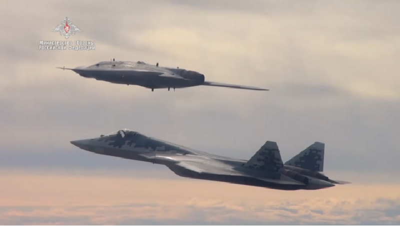 Đặc biệt, UAV “Thợ săn” sử dụng một số lượng lớn thiết kế và linh kiện giống với máy bay chiến đấu tàng hình Su-57 nhằm nâng cao khả năng tác chiến phối hợp và giảm bớt khó khăn trong quá trình phát triển. Ảnh: Bộ Quốc phòng Nga.