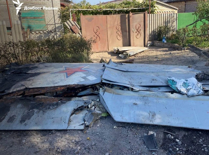 Chiếc máy bay không người lái đang bốc cháy và rơi xoay tròn xuống đất, sau đó lực lượng Quân đội Ukraine có mặt đã tiến hành kiểm tra kỹ lưỡng xác chiếc máy bay này. Chiếc máy bay này có thiết kế cánh bay, cũng phù hợp với đặc điểm hình dáng của máy bay không người lái “Thợ săn”. Ảnh: X.