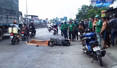 Thuong tam nam lai xe Grabbike tu nan tren duong muu sinh