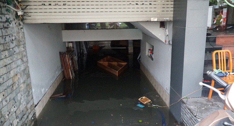 Nhiều tầng hầm khu căn hộ, chung cư, ngân hàng... ở các quận trung tâm TP như quận Phú Nhuận, quận Bình Thạnh, quận 5...ngập sâu hơn 2m nước.