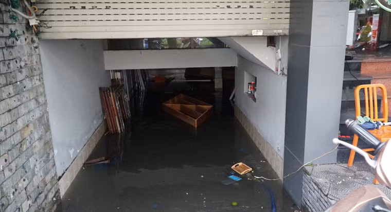 Nhiều tầng hầm khu căn hộ, chung cư, ngân hàng... ở các quận trung tâm TP như quận Phú Nhuận, quận Bình Thạnh, quận 5...ngập sâu hơn 2m nước.