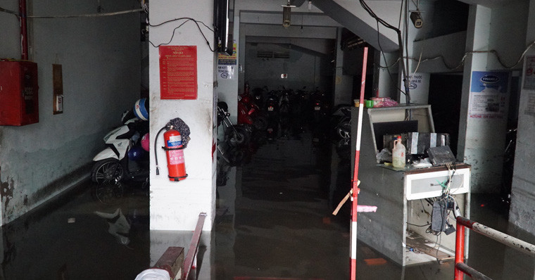 Lực lượng cứu hộ (Cảnh sát PCCC TP.HCM) suốt 48 giờ qua được tăng cường khắp TP để giúp người dân, các doanh nghiệp khắc phục sự cố ngập do mưa.