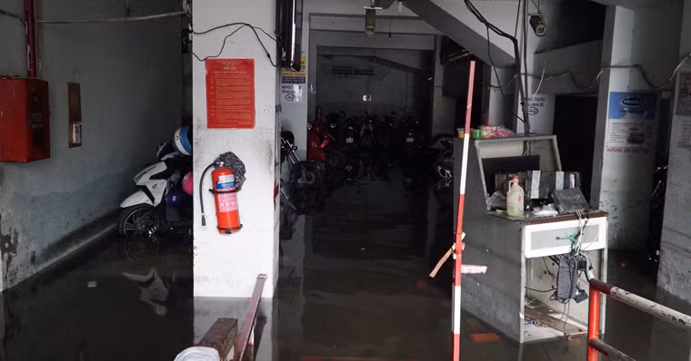 Lực lượng cứu hộ (Cảnh sát PCCC TP.HCM) suốt 48 giờ qua được tăng cường khắp TP để giúp người dân, các doanh nghiệp khắc phục sự cố ngập do mưa.