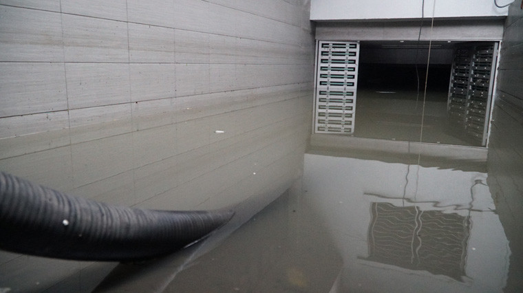 Nhiều máy bơm công suất lớn được điều động để cứu ngập cho người dân.