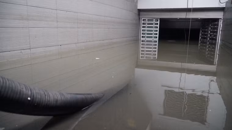 Nhiều máy bơm công suất lớn được điều động để cứu ngập cho người dân.