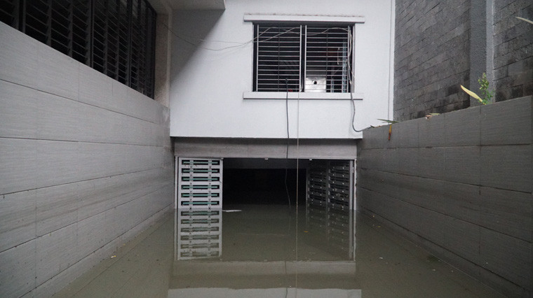 Nước ngập hơn 2m ở hàng loạt hầm khu chung cư ở TP.HCM sau bão số 9