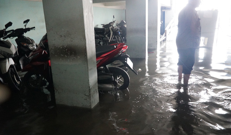 Hầm để xe một chung cư trên đường Phan Xích Long, quận Phú Nhuận đến sáng 27/11 vẫn còn ngập nước.