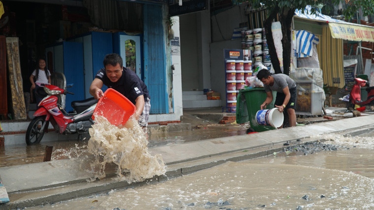 Trong khi đó, rất nhiều nhà dân, công sở trên địa bàn TP.HCM vẫn còn ngập sâu trong nước gây hư hỏng tài sản. Người dân suốt những ngày qua tìm mọi cách để khắc phục hậu quả cơn bão số 9 gây mưa tầm tã suốt ngày 25/11 với lượng mưa lịch sử lên đến hơn 400mm.