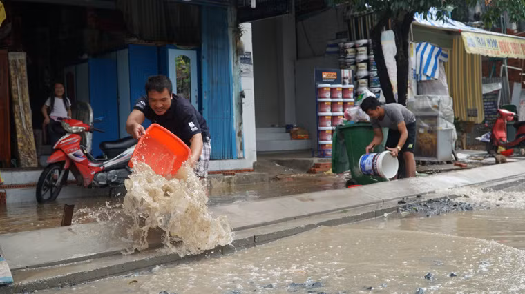 Trong khi đó, rất nhiều nhà dân, công sở trên địa bàn TP.HCM vẫn còn ngập sâu trong nước gây hư hỏng tài sản. Người dân suốt những ngày qua tìm mọi cách để khắc phục hậu quả cơn bão số 9 gây mưa tầm tã suốt ngày 25/11 với lượng mưa lịch sử lên đến hơn 400mm.