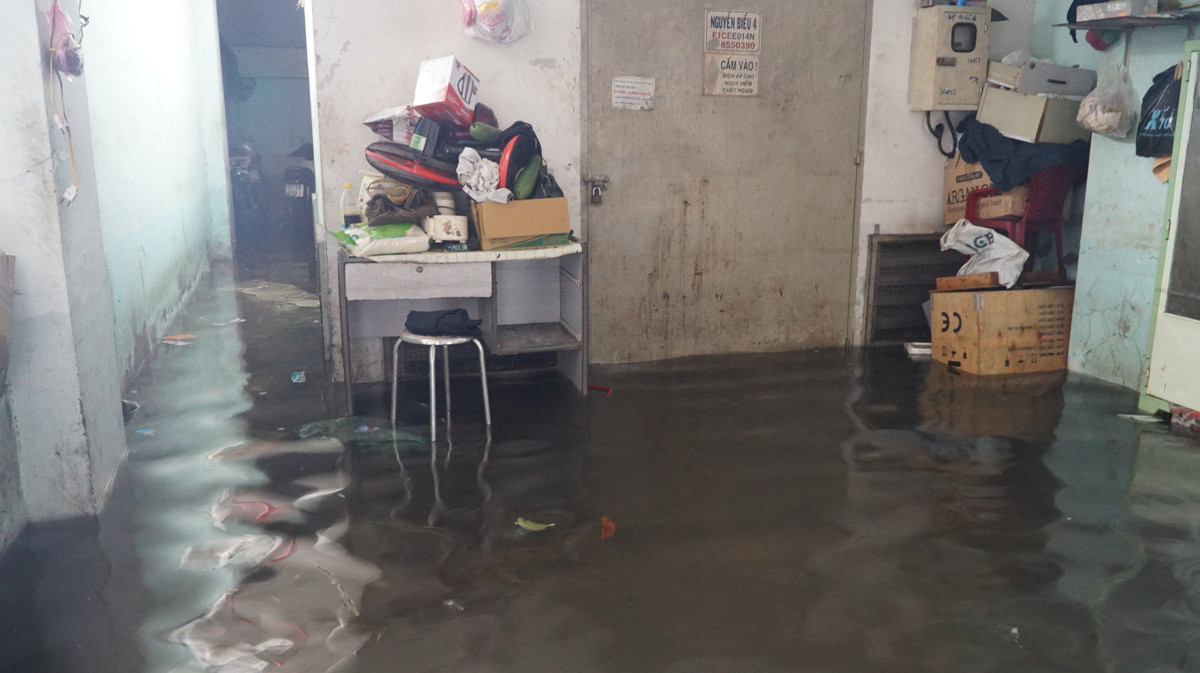 Đến rạng sáng nay 27/11, nhiều hộ dân ở quận Bình Thạnh, TP.HCM vẫn đang chịu cảnh khốn đốn vì ngập nước.