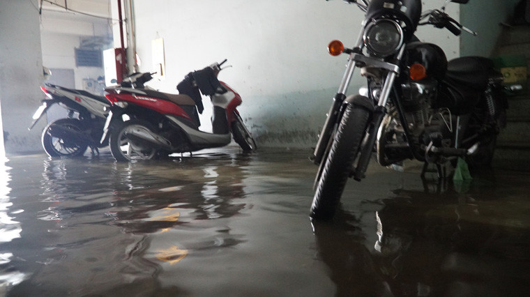 Tình trạng ngập nước tại một hầm để xe ở chung cư trên địa bàn quận Bình Thạnh suốt 2 ngày qua.