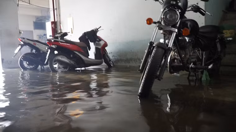 Tình trạng ngập nước tại một hầm để xe ở chung cư trên địa bàn quận Bình Thạnh suốt 2 ngày qua.