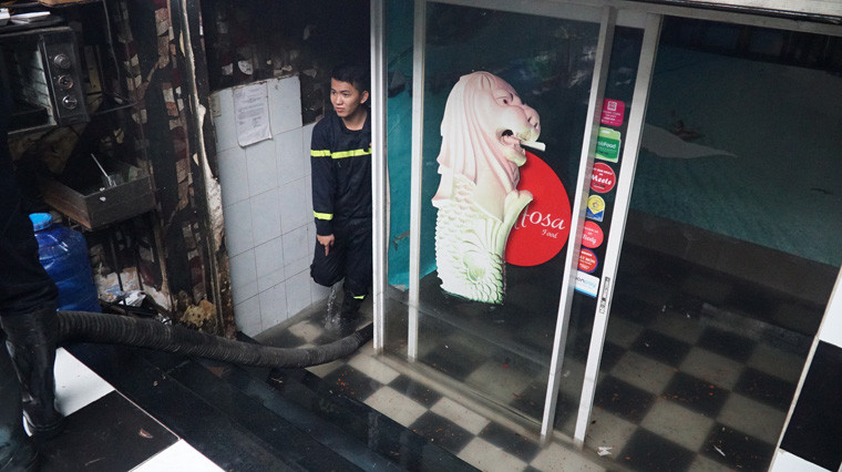 Lực lượng cứu hộ TP.HCM suốt 2 ngày qua nỗ lực giúp dân bơm nước. 