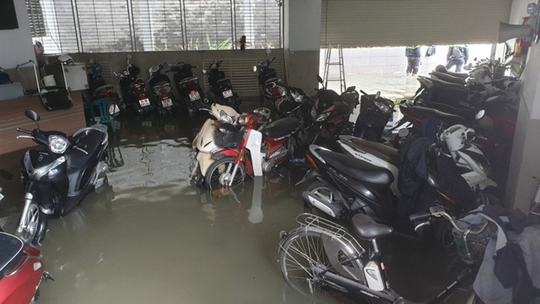 Xe máy ngổn ngang dưới tầng hầm một chung cư ở TP.HCM đến sáng 27/11 vẫn chưa khắc phục xong.