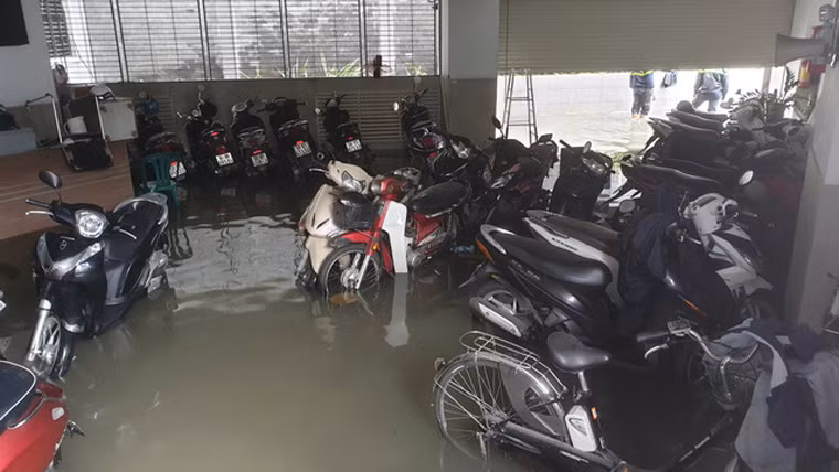 Xe máy ngổn ngang dưới tầng hầm một chung cư ở TP.HCM đến sáng 27/11 vẫn chưa khắc phục xong.