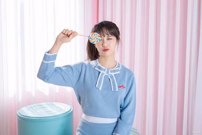 Cùng với sự tiến bộ rõ rệt trong công việc thì nhan sắc của cô nàng cũng ngày càng trở nên cuốn hút hơn. Kim Min-Ah luôn có cách khiến mọi người chú ý tới mình với kiểu phỏng vấn duyên dáng, chuyên nghiệp cùng vẻ ngoài xinh đẹp.