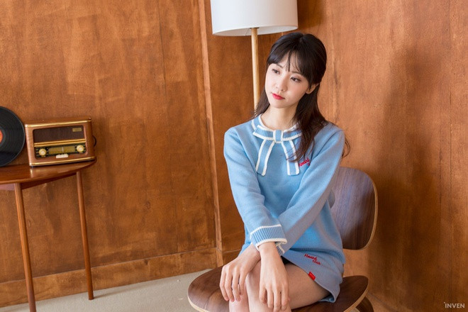 Min-Ah chia sẻ mình đã bỏ học cấp ba vì phải đi làm thêm để phụ giúp gia đình. Sự nghiệp MC đến với cô như là một cơ duyên.