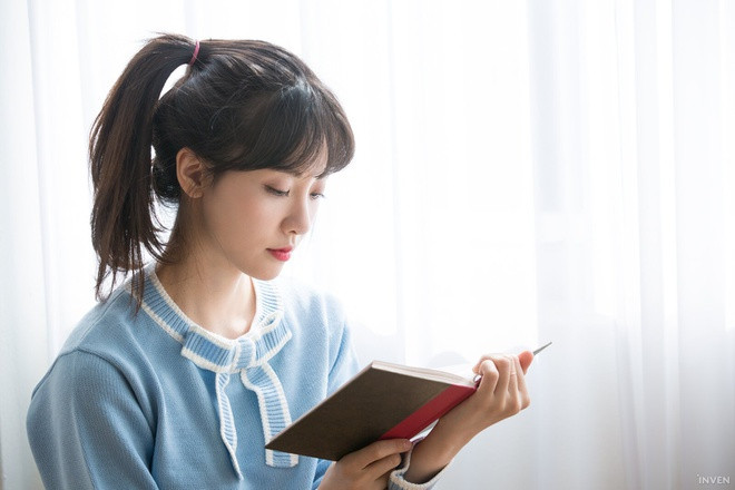 Trên trang YouTube của mình, cô thường xuyên đăng tải những đoạn vlog chia sẻ về cảm nhận đối với các tuyển thủ của LCK. Min-Ah chọn DWG Nuguri là người được phỏng vấn đáng nhớ nhất.