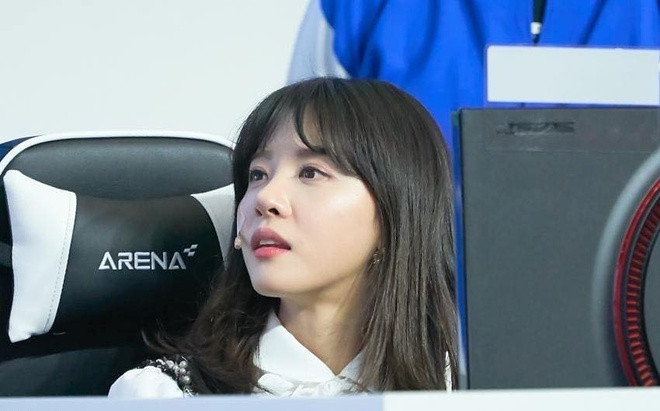 Kim Min-Ah khẳng định vị tướng yêu thích của cô là Leona. Nữ MC cũng cho biết cái tên mà cô ái mộ nhất chính là người Đi rừng của GEN - Clid.