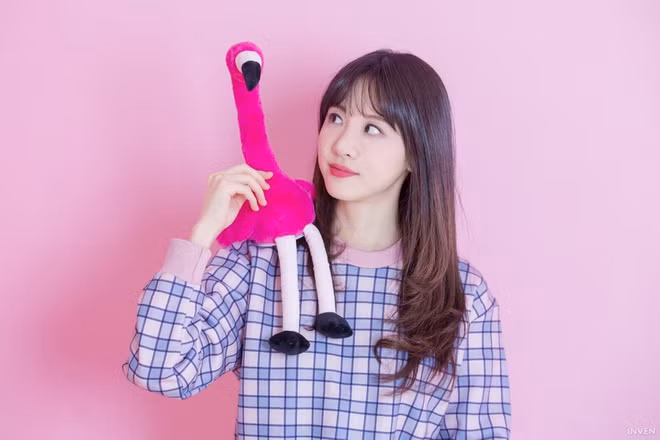 Dù khẳng định rất yêu thích LMHT, nhưng trong quãng thời gian đầu trong vai trò mới, nữ MC này thường xuyên phải nhận những phản hồi trái chiều bởi thiếu kiến thức về LMHT chuyên nghiệp.