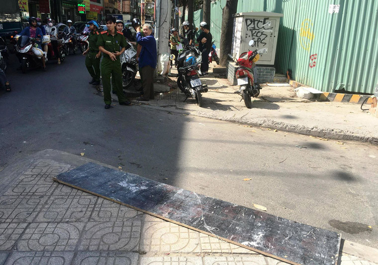 Trước đó, sáng cùng ngày, nam thanh niên (khoảng 28 tuổi) chạy xe máy lưu thông trên đường Cộng Hòa hướng từ An Sương về Công viên Hoàng Văn Thụ, quận Tân Bình thì bị tấm ván khá lớn từ trên cao rơi xuống trúng người.