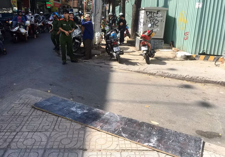Trước đó, sáng cùng ngày, nam thanh niên (khoảng 28 tuổi) chạy xe máy lưu thông trên đường Cộng Hòa hướng từ An Sương về Công viên Hoàng Văn Thụ, quận Tân Bình thì bị tấm ván khá lớn từ trên cao rơi xuống trúng người.