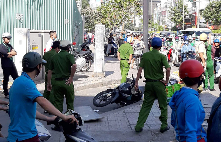 Theo một số nhân chứng, khi nam thanh niên nói trên vừa chạy đến giao lộ trên rẽ phải vào đường Ấp Bắc thì bị miếng ván từ công trình cao ốc văn phòng Etown 5 (công trình ngay góc giao lộ) rơi xuống đập trúng đầu. Nạn nhân ngã xuống đường, bất động tại chỗ.