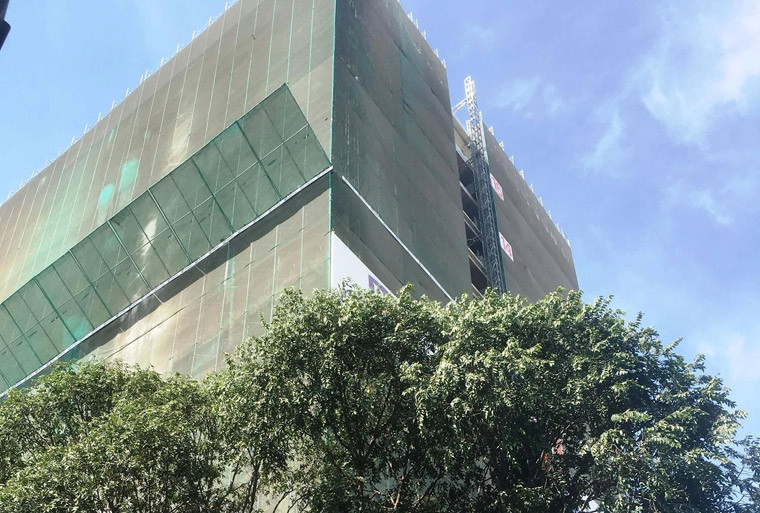 Được biết, công trình nơi để vật liệu rơi đè người đi đường thuộc dự án cao ốc văn phòng Etown 5 do Công ty Cổ phần Cơ Điện Lạnh (Tập đoàn REE) làm Chủ đầu tư. Công ty Central là nhà thầu chính dự án. Cao ốc văn phòng này tọa lạc ở vị trí mặt tiền trục đường Cộng Hòa cao 17 tầng, có 3 tầng hầm với tổng diện tích sàn là 30.000 m2.