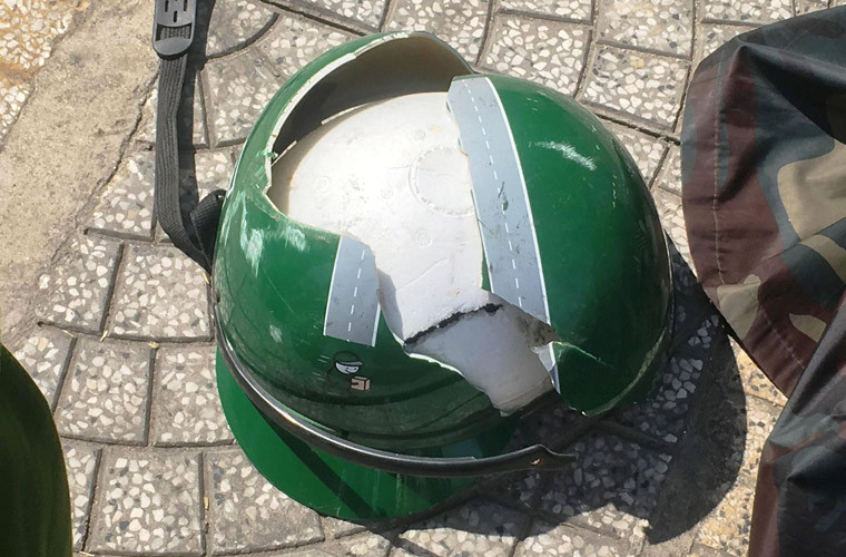 Chiếc mũ bảo hiểm của nạn nhân bị thủng một lỗ lớn.