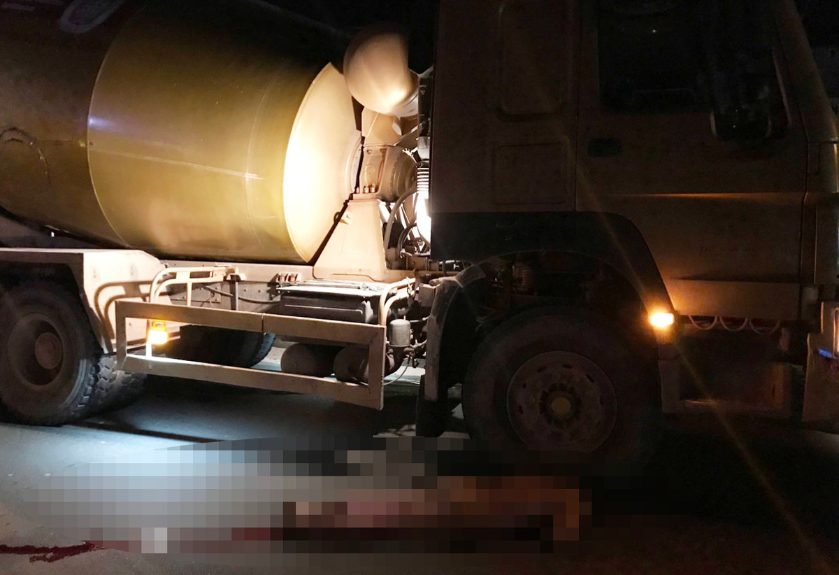 Nguoi dan ong loa the lao ra tu nha nghi trung dau xe bon