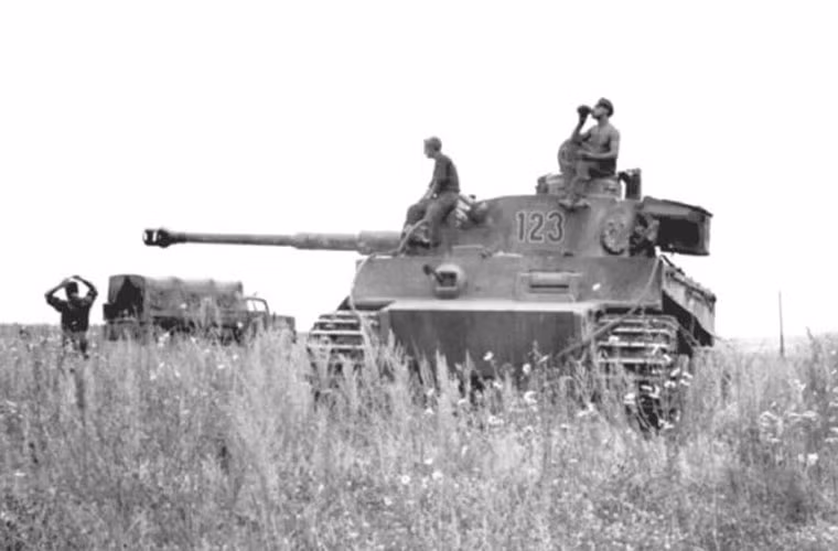 Trận chiến chỉ diễn ra trong một ngày (12/7/1943) nhưng cả hai bên mất khoảng 600 xe tăng, pháo tự hành. Số lượng binh sĩ thiệt hại của cả hai bên vẫn còn nằm trong những tranh cãi. Ảnh: Xe tăng hạng nặng Tiger I được tung vào trận chiến.