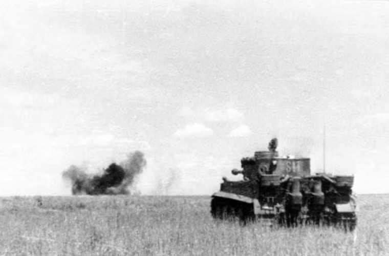 Xe tăng hạng nặng Tiger I của đơn vị SS đang nã pháo vào mục tiêu ở trận chiến phía Nam Kursk.
