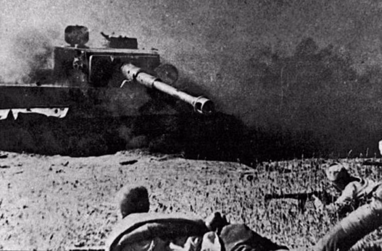Bộ binh Liên Xô nằm bắn ngay trước chiếc Tiger I vừa bị phá hủy.